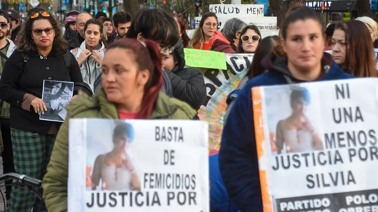 A Silvia Cabañares la violaron entre cinco hombres en Neuquén. Luego fue asesinada en balsa Las Perlas. La violación y el femicidio todavía no los han podido asociar. A Silvia Cabañares la violaron entre cinco hombres en Neuquén. Luego fue asesinada en balsa Las Perlas. La violación y el femicidio todavía no los han podido asociar.