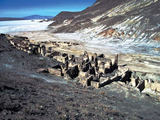 Sobre la margen del Salar del Hombre Muerto se localizan las ruinas de una mina de oro moderna, abandonada en la década de 1950. Foto: argentina.gob.ar