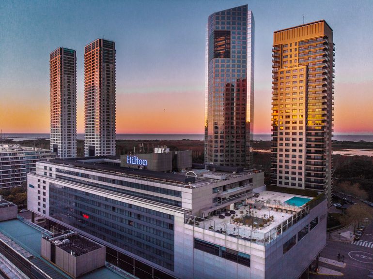 Cae la tarde sobre Buenos Aires, clima ideal para pasear por Puerto Madero Cae la tarde sobre Buenos Aires, clima ideal para pasear por Puerto Madero