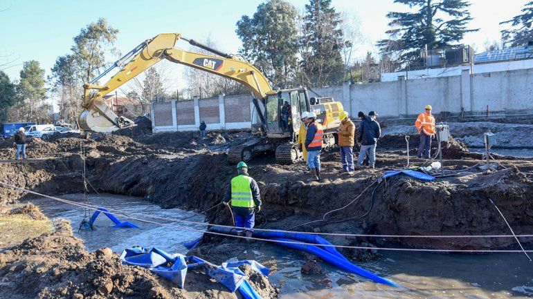 Media ciudad sigue sin una gota de agua y sin clases