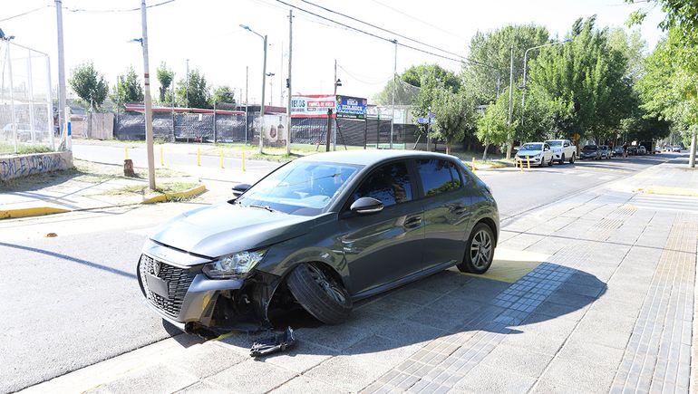 Misterio en plena Avenida: chocó el cordón, terminó con su auto sobre la vereda y lo abandonó
