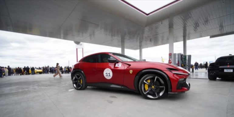 Una de las Ferraris en la estación de servicio de la circunvalación de Río Gallegos y, de fondo, una multitud. Una de las Ferraris en la estación de servicio de la circunvalación de Río Gallegos y, de fondo, una multitud. 