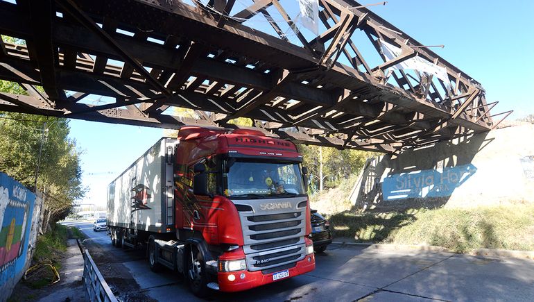 Los choques al puente ferroviario de la Ruta 151 son constantes