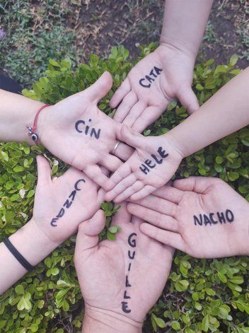 La iniciativa de Abuelas propone que quienes quieran también graben el momento en que se escriban las manos, se saquen las fotos solos o en familia