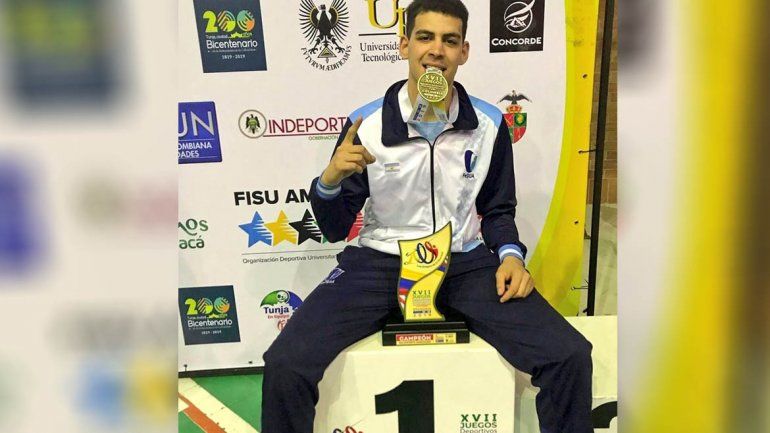 Un bocho y un crack: estudia en la UNCo y ganó la medalla de oro en básquet con Argentina