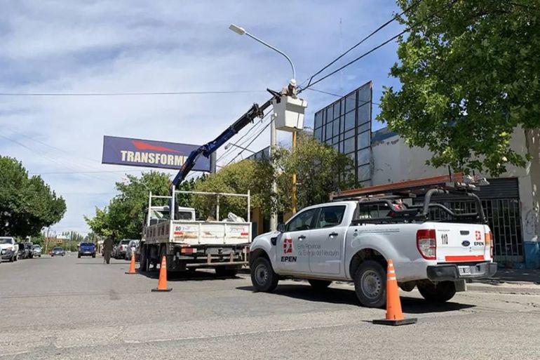 Volvió la luz a Centenario tras un apagón por culpa de un camión