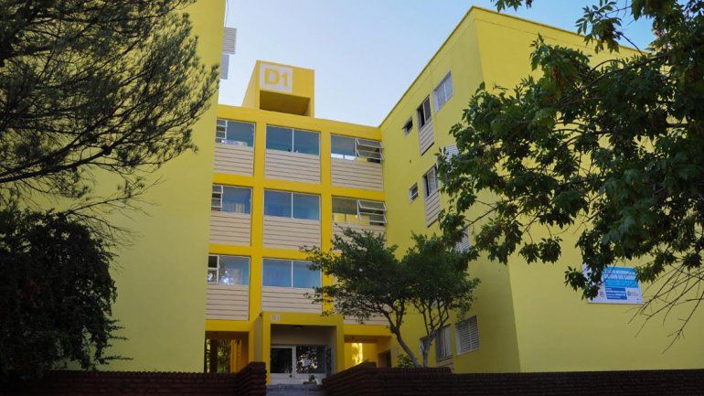 Los edificios son pintados con colores muy vivos y contrastantes.