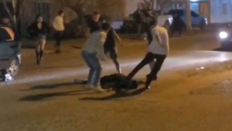 Brutal agresión en la vereda de un boliche de Caleta Olivia.