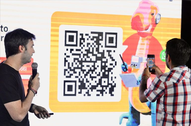 Dino permitirá sacar turnos, hacer pagos y tramitar licencias, permisos y certificados. "En la medida que Dino vaya aprendiendo, se irán agilizando aún más", anticipó el gobernador de Chubut. Dino permitirá sacar turnos, hacer pagos y tramitar licencias, permisos y certificados. "En la medida que Dino vaya aprendiendo, se irán agilizando aún más", anticipó el gobernador de Chubut.