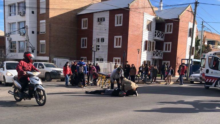 Piquetes, caos y tensión: una moto atropelló a dos personas