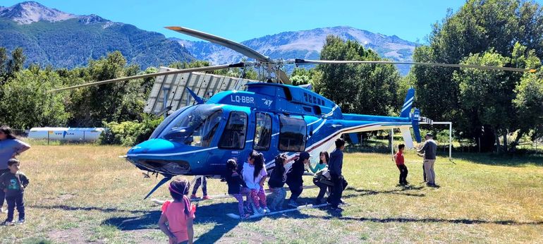 El helicóptero se convirtió en el atractivo para todos los chicos que alegremente pedían una vueltita.