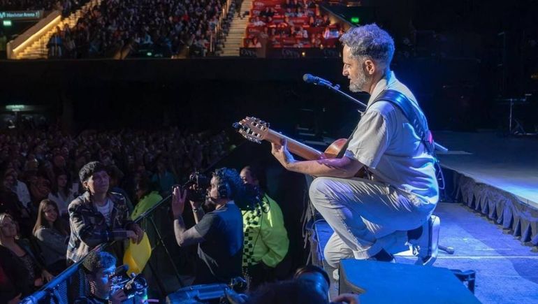 Jorge Drexler cantó junto al joven zapalino en el Movistar Arena. Jorge Drexler cantó junto al joven zapalino en el Movistar Arena.