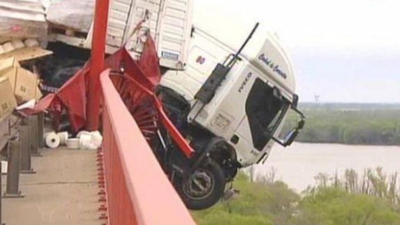Un camionero se durmió y casi cayó del puente Zárate-Brazo Largo