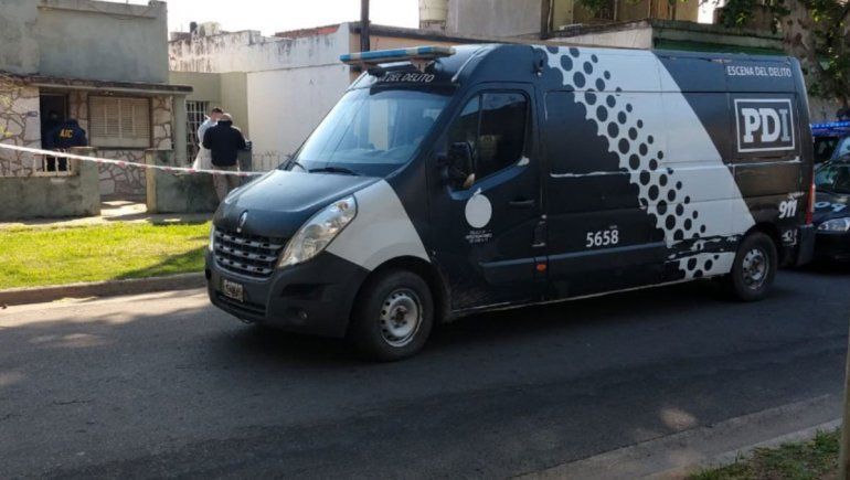 Asesinan a golpes a un hombre y lo envuelven en una sábana