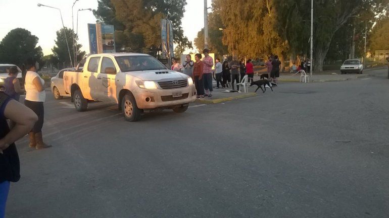 Vecinos cortaron el acceso al aeropuerto