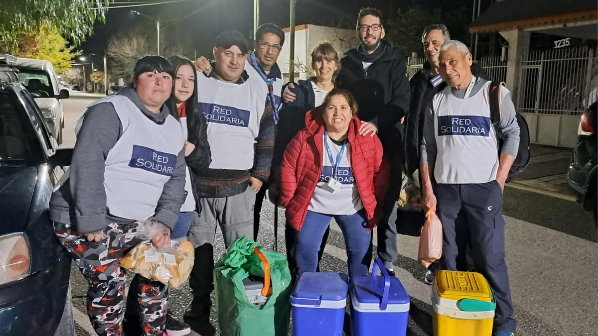 Voluntarios de Red Solidaria, listos para salir a repartir viandas por las calles de Neuquén.