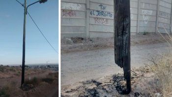 Quemaron un colchón sobre un poste de luz en calle Moritán. Quemaron un colchón sobre un poste de luz en calle Moritán.