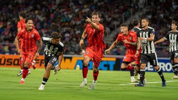 El cipoleño Valentino Simoni, cuyo pase pertenece a Boca, mojó en su debut en Primera División. | LM Neuquen El cipoleño Valentino Simoni, cuyo pase pertenece a Boca, mojó en su debut en Primera División.