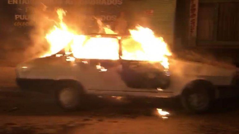 Investigan el incendio de un auto en barrio Bouquet Roldán