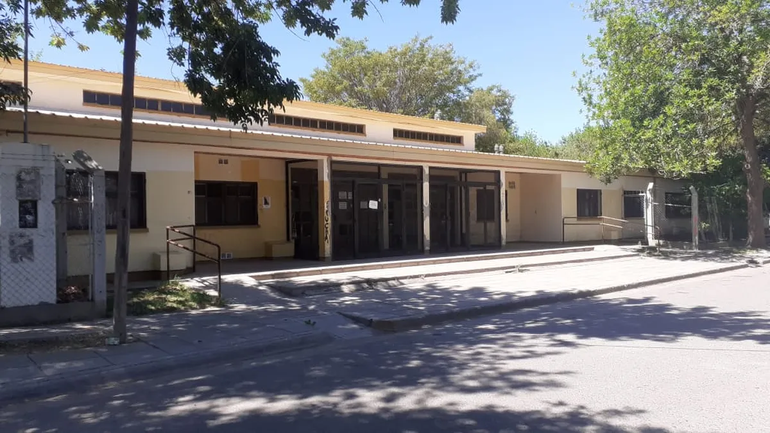 El frente del colegio. Los alumnos analizaban ir este martes