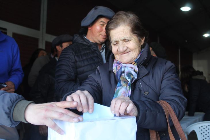 Votación para conformar la comisión. Foto: gentileza. Votación para conformar la comisión. Foto: gentileza.