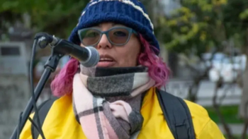 empleada del correo despedida recupera su puesto tras 10 meses empleada del correo despedida recupera su puesto tras 10 meses