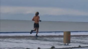 Ariel León desafiando la ola polar por la costanera de Río Galle Ariel León desafiando la ola polar por la costanera de Río Galle