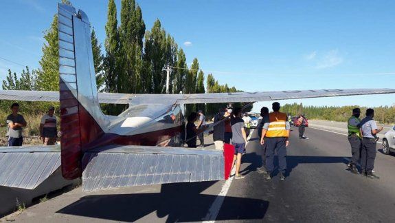 De película: una avioneta aterrizó de emergencia sobre la Ruta 22