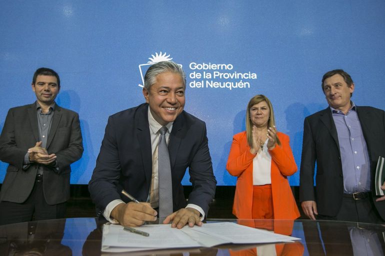 El gobernador Rolando Figueroa firmando el programa de becas El gobernador Rolando Figueroa firmando el programa de becas