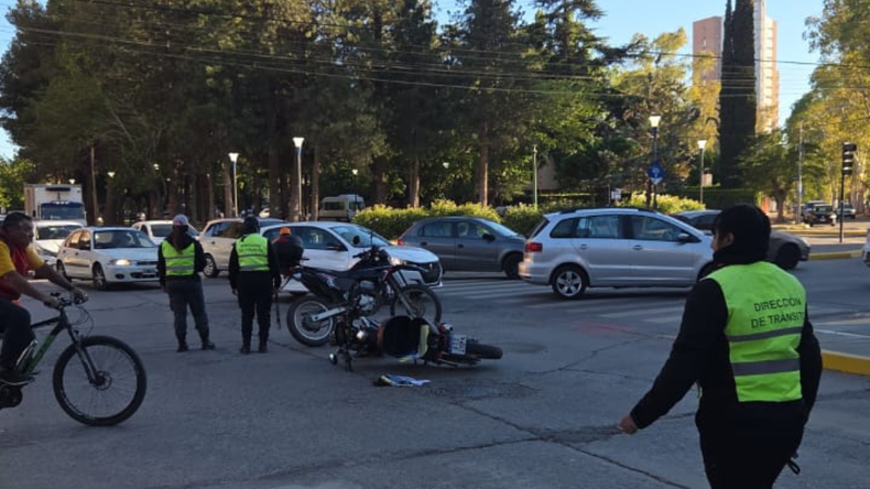 El conductor embistió a un inspector, huyó y terminó chocando contra un poste. | LM Neuquen El conductor embistió a un inspector, huyó y terminó chocando contra un poste.