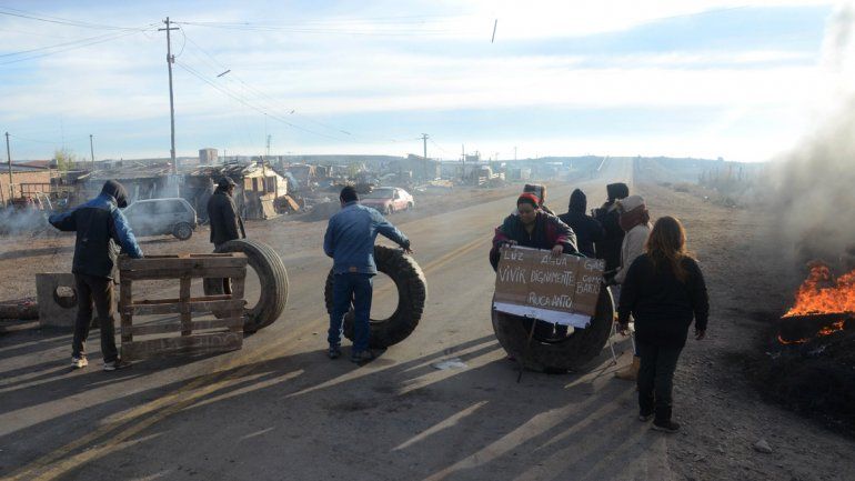 Vecinos de Ruca Antu cortan la Autovía Norte para exigir los servicios públicos.