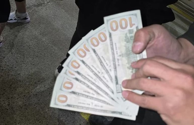 La Policía secuestró 700 dólares falsos en Comodoro Rivadavia. La Policía secuestró 700 dólares falsos en Comodoro Rivadavia.