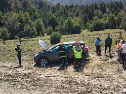 Los turistas chilenos protagonizaron un vuelco camino a Hua Hum. Los turistas chilenos protagonizaron un vuelco camino a Hua Hum.