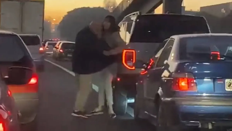 Se bajó del auto y golpeó a una mujer tras chocar en la autopista