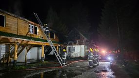 Incendio destruyó un exmotel en Villa La Angostura: familias perdieron todo y cinco bomberos fueron asistidos