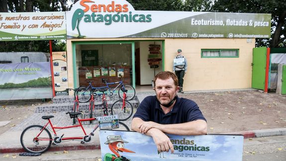 Dejó la cordillera para apostar por las travesías turísticas en Neuquén Capital