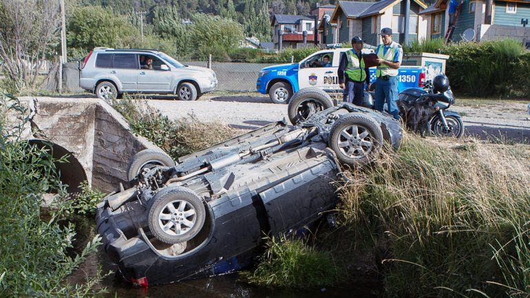 Realizó una mala maniobra y terminó en un canal