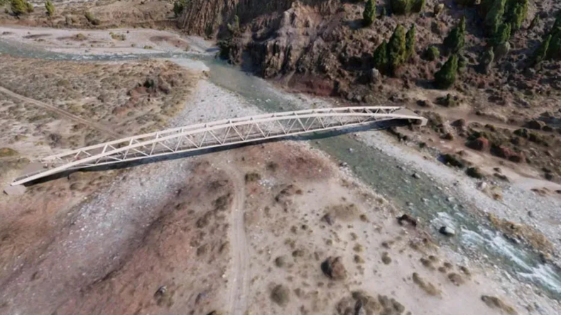 La esperada pasarela peatonal sobre el río Cuyín Manzano | LM Neuquen La esperada pasarela peatonal sobre el río Cuyín Manzano