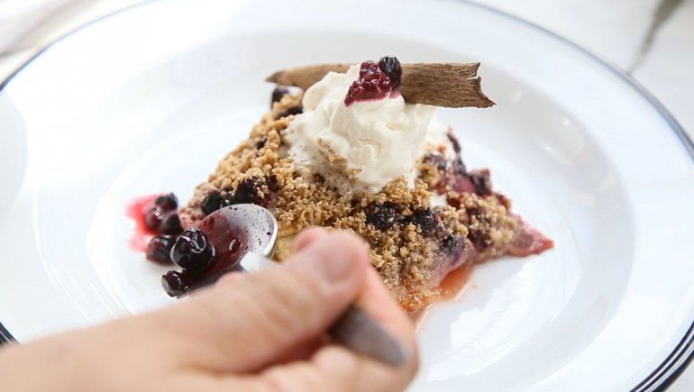 Cocinar en Casa, capítulo 7: crumble de manzana y frutos rojos