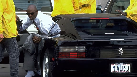 Michael Jordan y su Ferrari Testarossa negra, una dupla muy vista en la primera mitad de la década del 90. Foto: Instagram @wearecurated.