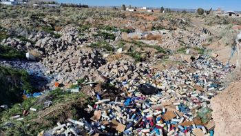 Las bobinas de hilo de nylon, utilizadas para la fabricación de telas, en una zona de difícil acceso de Trelew, en Chubut. Las bobinas de hilo de nylon, utilizadas para la fabricación de telas, en una zona de difícil acceso de Trelew, en Chubut.