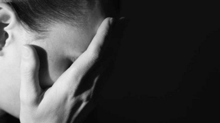 Su ex lo denunció por abuso y él le mandó dos matones