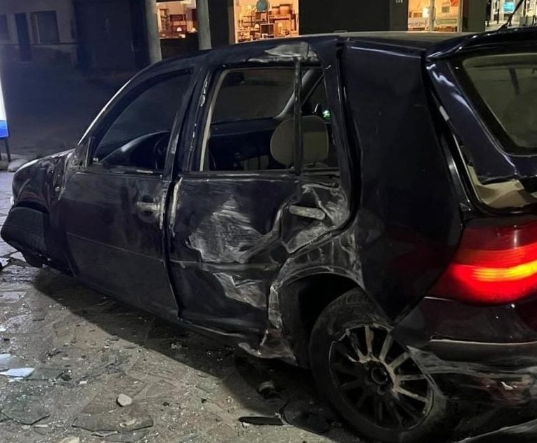 Así quedó el Golf que se estrelló contra la carnicería de Avenida Fontana y Chile, en Trelew Así quedó el Golf que se estrelló contra la carnicería de Avenida Fontana y Chile, en Trelew