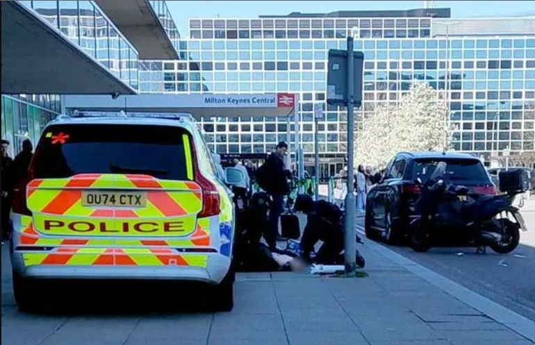 En la estación de tren de Milton Keynes había una buena cantidad de pasajeros cuando se produjo el incidente. En la estación de tren de Milton Keynes había una buena cantidad de pasajeros cuando se produjo el incidente.