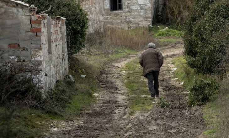 La mayor parte de los que se quedan viviendo en los campos son hombres y mujeres mayores a los 60 años, aquellos que nacieron y pretenden morir en ese mismo lugar. La mayor parte de los que se quedan viviendo en los campos son hombres y mujeres mayores a los 60 años, aquellos que nacieron y pretenden morir en ese mismo lugar.