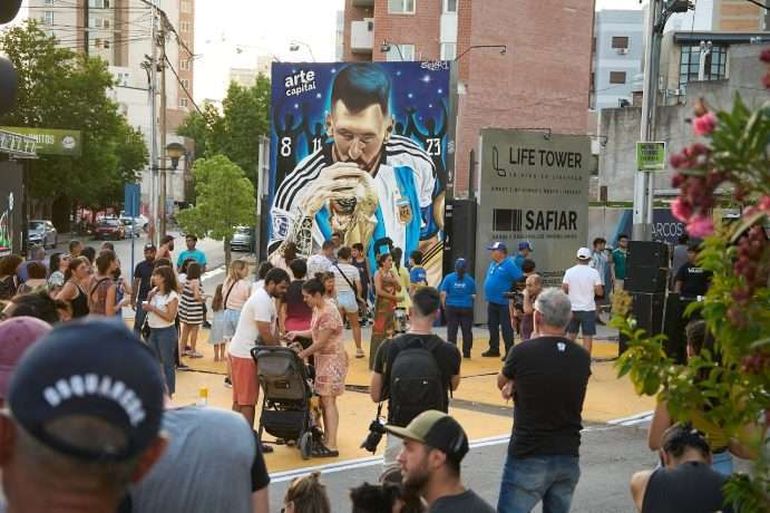 El mural de Messi, ubicado en Belgrano y 9 de Julio, es uno de los favoritos para las fotos. El mural de Messi, ubicado en Belgrano y 9 de Julio, es uno de los favoritos para las fotos.