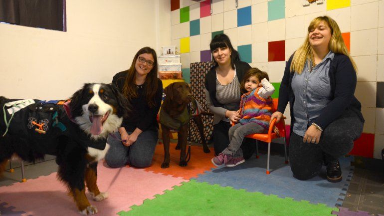 Los perros neuquinos que curan a los chicos