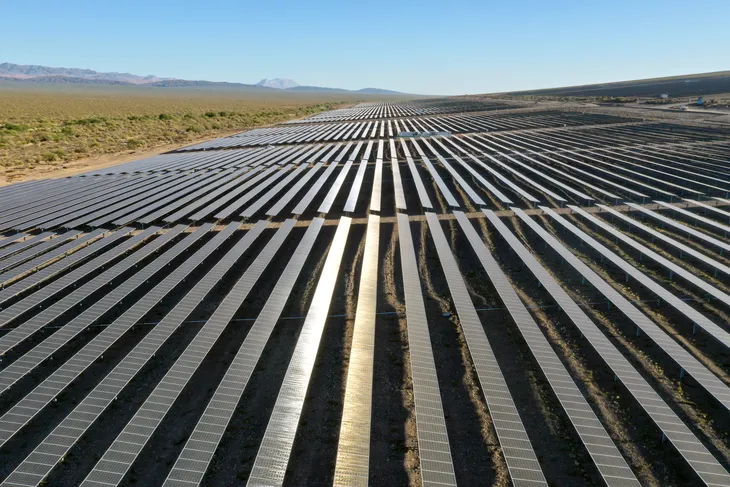 Poco a poco la energía solar ya dejó de ser una fuente marginal y comienza a consolidarse como una parte cada vez más importante de la matriz eléctrica nacional. Poco a poco la energía solar ya dejó de ser una fuente marginal y comienza a consolidarse como una parte cada vez más importante de la matriz eléctrica nacional.