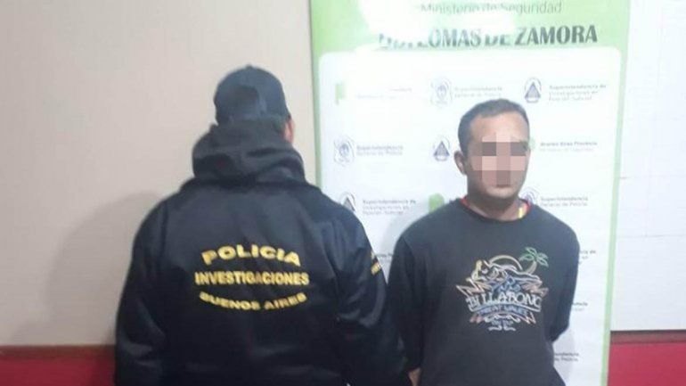 Estaba a punto de patear un penal y lo detuvo la Policía por un crimen