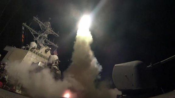 Estados Unidos lanzó más de 50 misiles a una base aérea en Siria